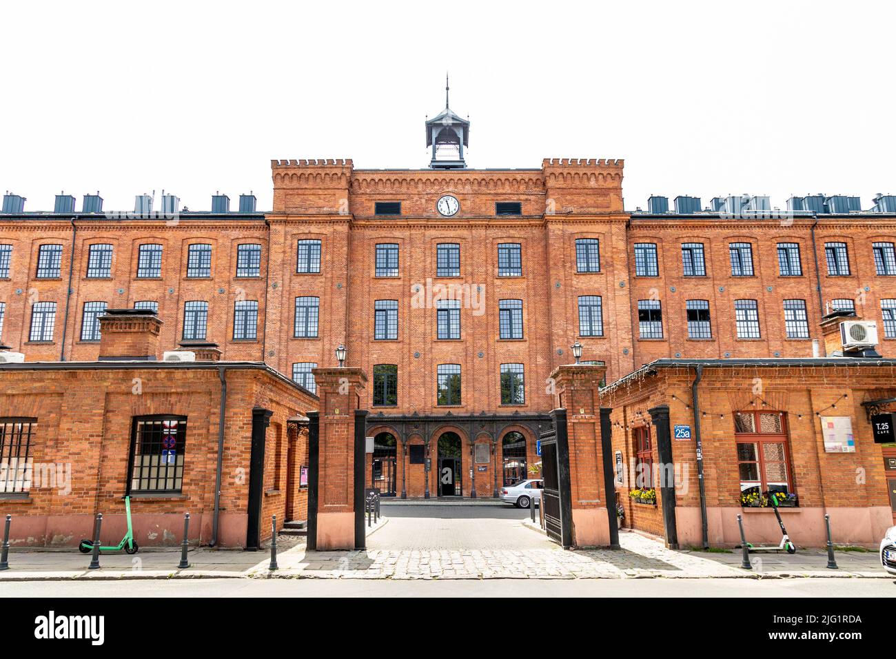 Außenansicht von Karol Scheiblers Baumwollmühle aus dem späten 19.. Jahrhundert (Dawna Przędzalnia zakładów K. W. Scheiblera), die jetzt in Apartments in Lodz, Polen, umgewandelt wurde Stockfoto