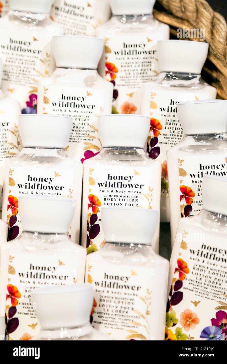 Abgefüllte Körperlotionen im Geschäft von Bath & Body Works im Einkaufszentrum Zlote Tarasy, Warschau, Polen Stockfoto