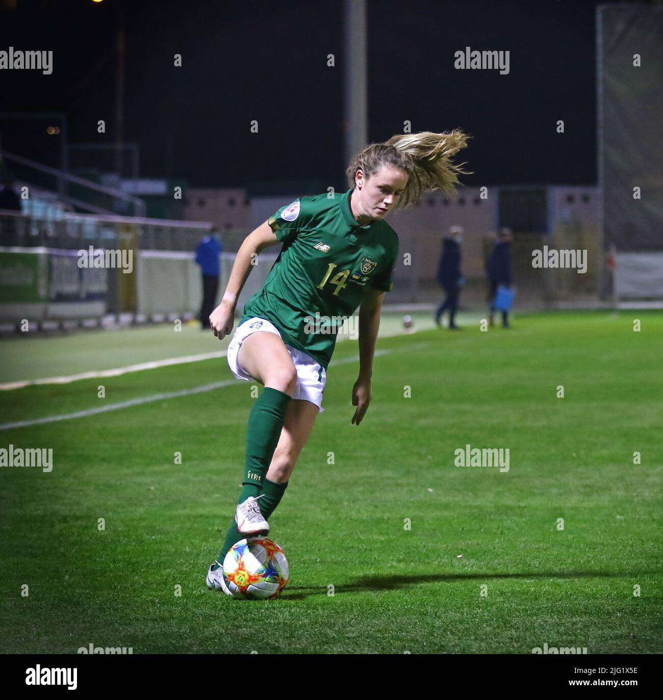 KIEW, UKRAINE - 23. OKTOBER 2020: UEFA Womens EURO 2022 Qualifikationsspiel Ukraine gegen Irland in der Obolon Arena in Kiew. Heather Payne (#14, IRL) in Aktion Stockfoto