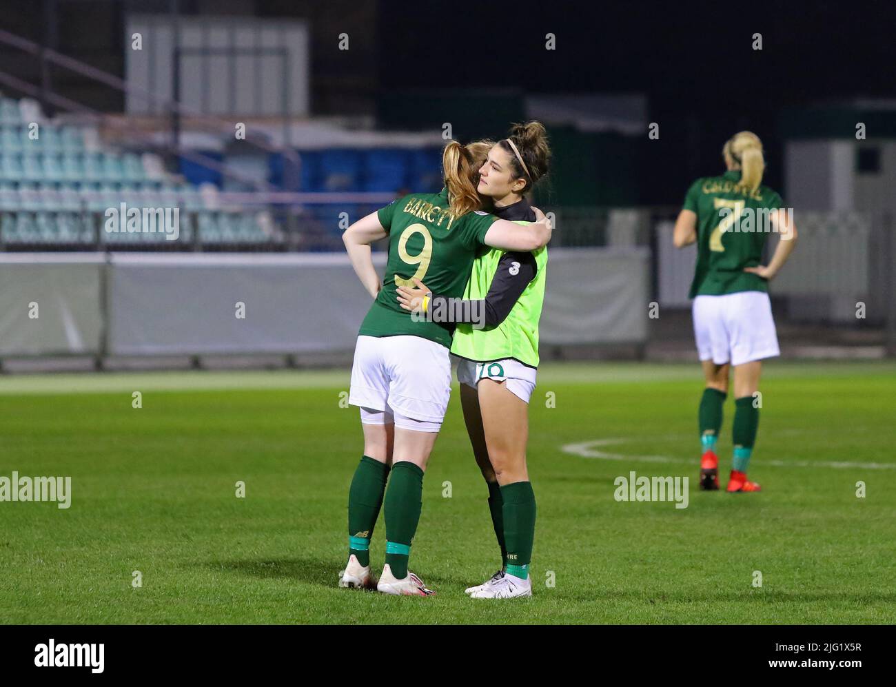 KIEW, UKRAINE - 23. OKTOBER 2020: UEFA Womens EURO 2022 Qualifikationsspiel Ukraine gegen Irland in der Obolon Arena in Kiew. Die irischen Spieler Amber Barrett (#9) und Chloe Singleton (#19) reagieren nach dem Spiel Stockfoto