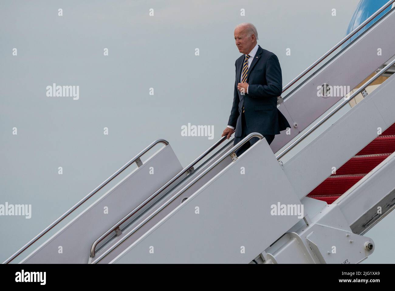 Washington, Usa. 06.. Juli 2022. US-Präsident Joe Biden verlässt am 6. Juli 2022 die Air Force One auf der Joint Base Andrews in Maryland. Biden gab eine Rede ab, in der die endgültige Regelung zur Umsetzung des Programms für besondere finanzielle Unterstützung des amerikanischen Rettungsplans in Cleveland, Ohio, bekannt gegeben wurde. Foto von Ken Cedeno/Sipa USA Credit: SIPA USA/Alamy Live News Stockfoto