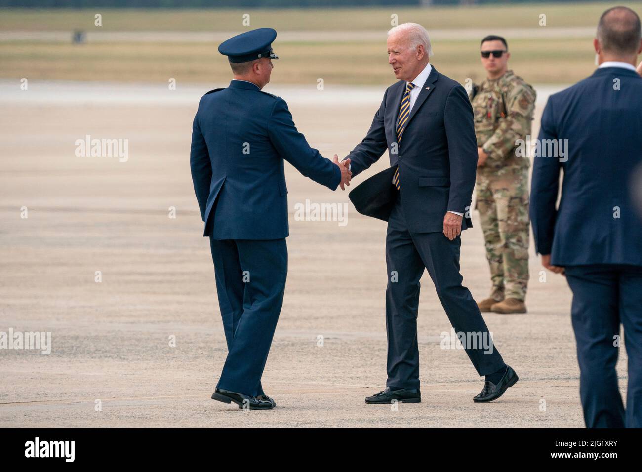 Washington, Usa. 06.. Juli 2022. US-Präsident Joe Biden wird begrüßt, als er am 6. Juli 2022 von Air Force One auf der Joint Base Andrews in Maryland aussteigt. Biden gab die letzte Regel zur Umsetzung des Sonderfinanzhilfeprogramms der amerikanischen Rettungsaktion PlanÕs in Cleveland, Ohio, bekannt. Foto von Ken Cedeno/Sipa USA Credit: SIPA USA/Alamy Live News Stockfoto