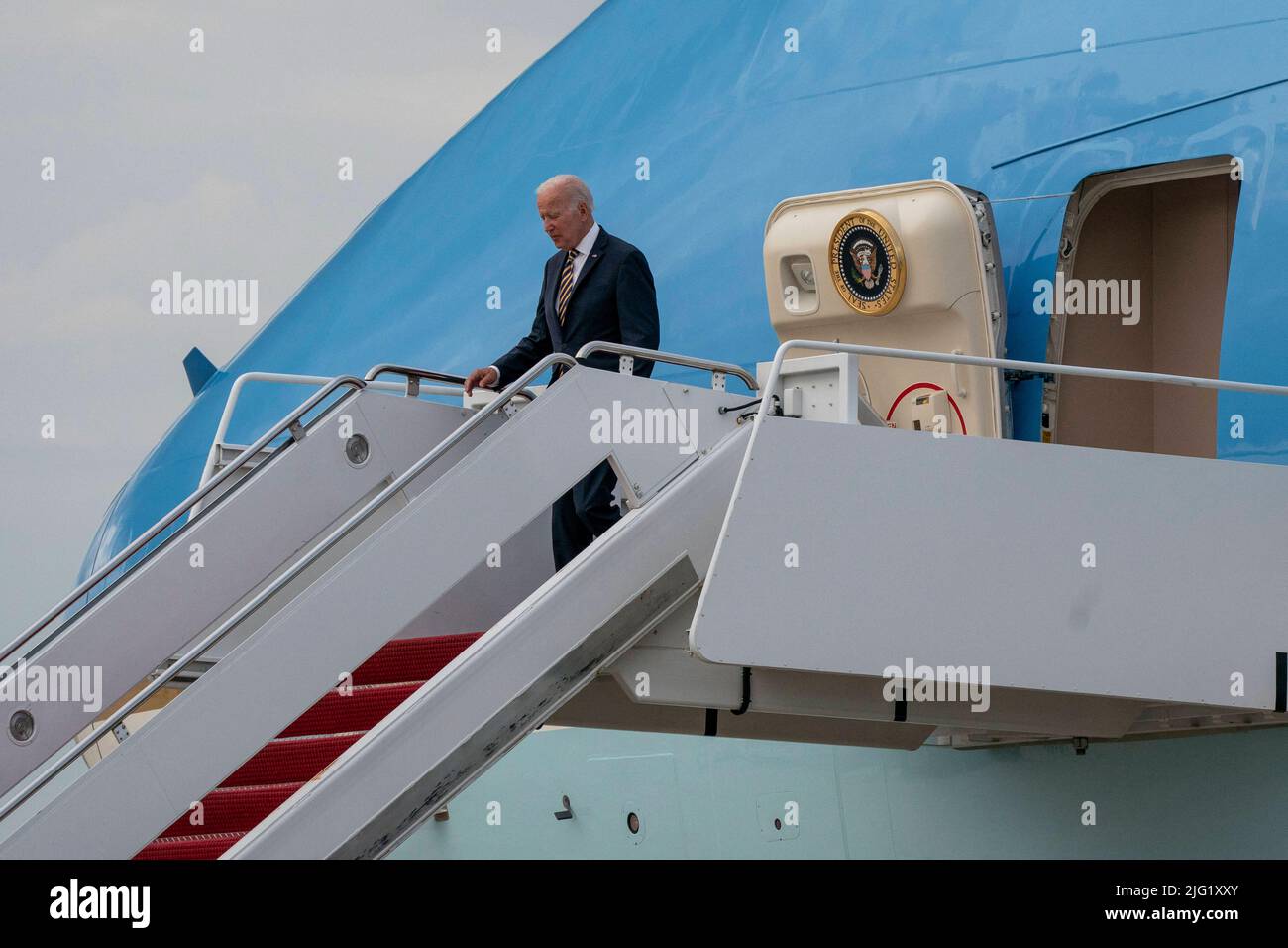 US-Präsident Joe Biden verlässt am 6. Juli 2022 die Air Force One auf der Joint Base Andrews in Maryland. Biden gab eine Rede ab, in der er die endgültige Regelung zur Umsetzung des Programms für besondere finanzielle Unterstützung des amerikanischen Rettungsplans in Cleveland, Ohio, ankündigte. Foto von Ken Cedeno/Pool/ABACAPRESS.COM Stockfoto