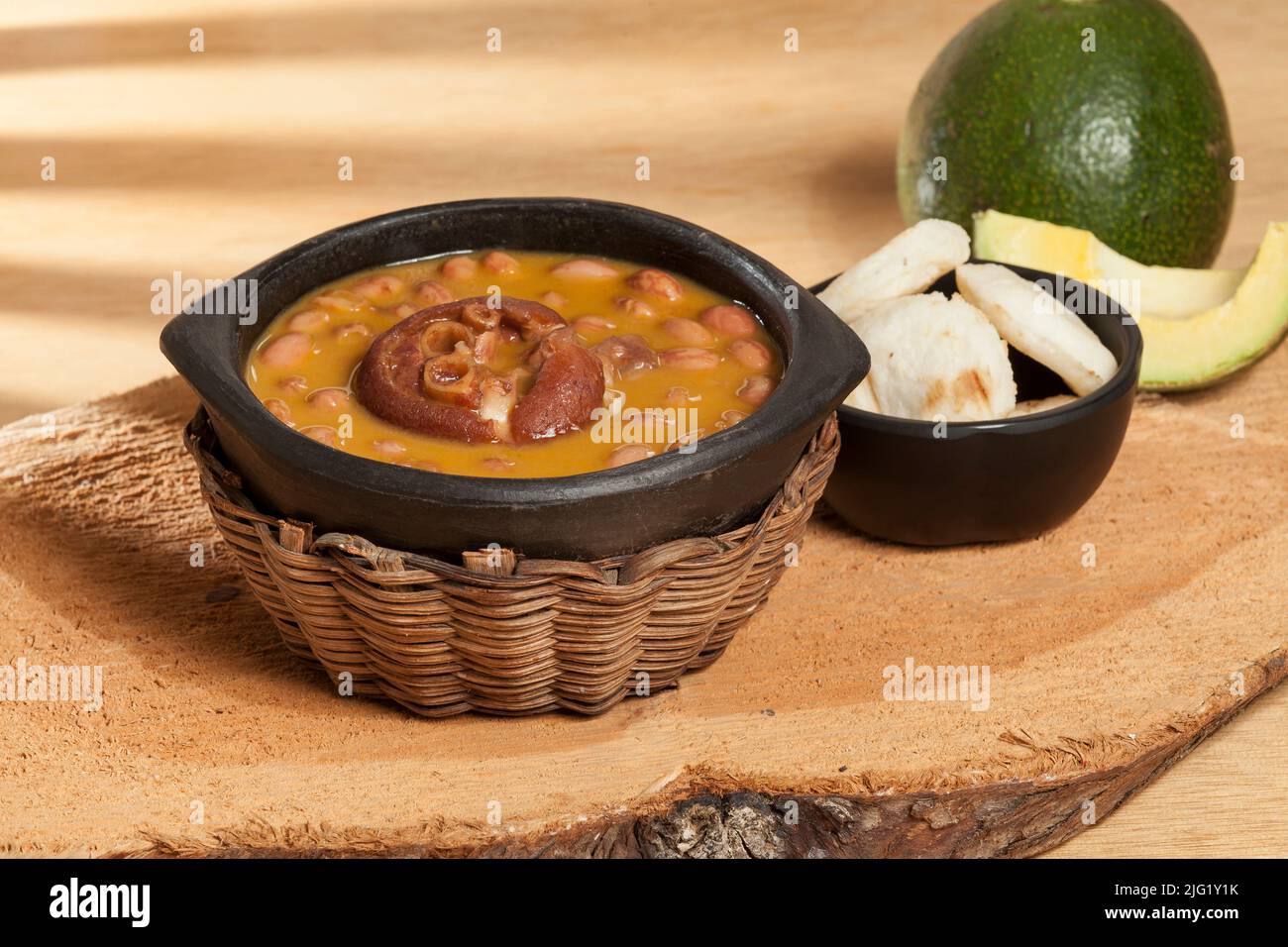 Bohnensuppe mit Schweinehuf; lateinamerikanische oder mexikanische Küche. Stockfoto