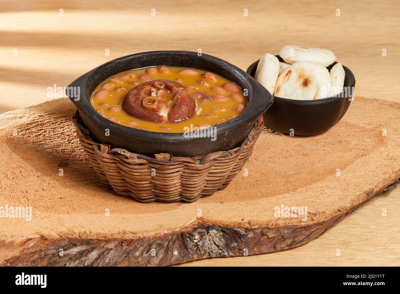 Bohnensuppe mit Schweinehuf; lateinamerikanische oder mexikanische Küche. Stockfoto