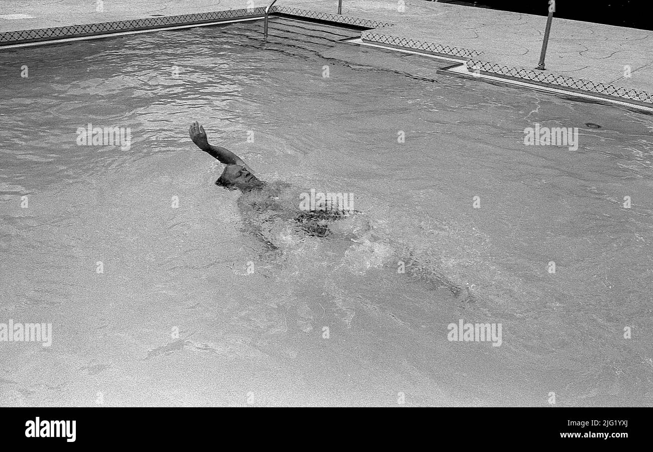 Präsident Ford schwimmend im neuen Pool des Weißen Hauses. 1. Juli 1975. Stockfoto