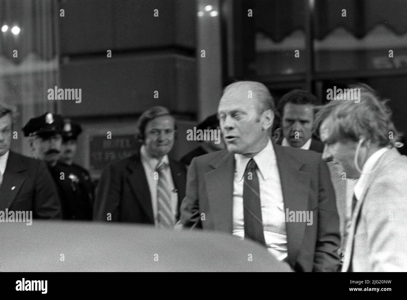 Präsident Ford winzt dem Geräusch der Waffe zu, die Sarah Jane Moore während des Attentats in San Francisco, Kalifornien, abgefeuert hat. 22. September 1975. Stockfoto