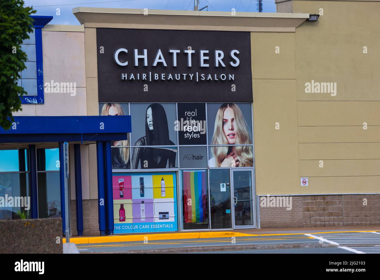 Chatters Salon Storefront. Chatters ist ein Friseur- und Schönheitssalon. Es verkauft auch Haarwerkzeuge, Haarverlängerung. HALIFAX, NOVA SCOTIA, KANADA - JUNI 2022 Stockfoto