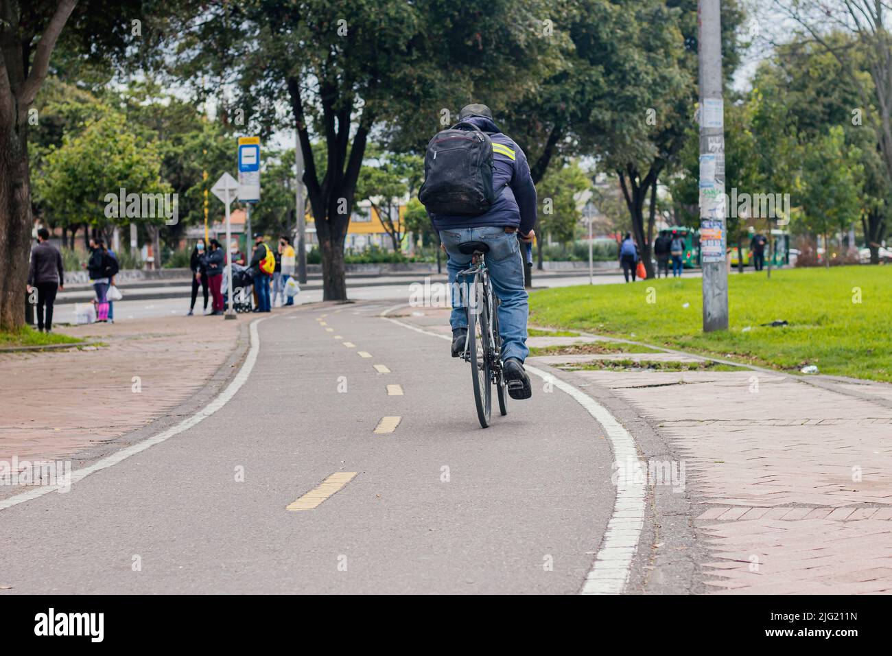 Menschen, die auf der Radroute der Straße 80´ Rad fahren, 2. Juli 2022, Bogota Kolumbien Stockfoto