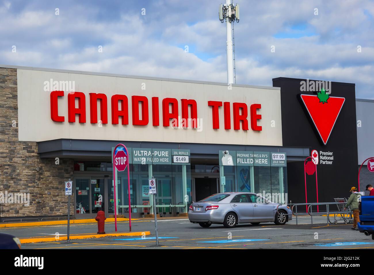 Canadian Tire Store vorne. Ein kanadisches Einzelhandelsunternehmen, das in den Bereichen Automotive, Hardware, Sport, HALIFAX, NOVA SCOTIA, KANADA - JUNI 2022 Stockfoto