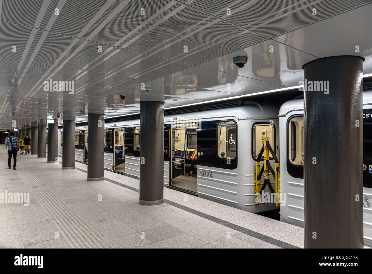 Ein Metrowagonmash 81-717,2K/714,2K Zug an der renovierten Kalvin ter Metrostation der Linie 3 in Budapest, Ungarn Stockfoto