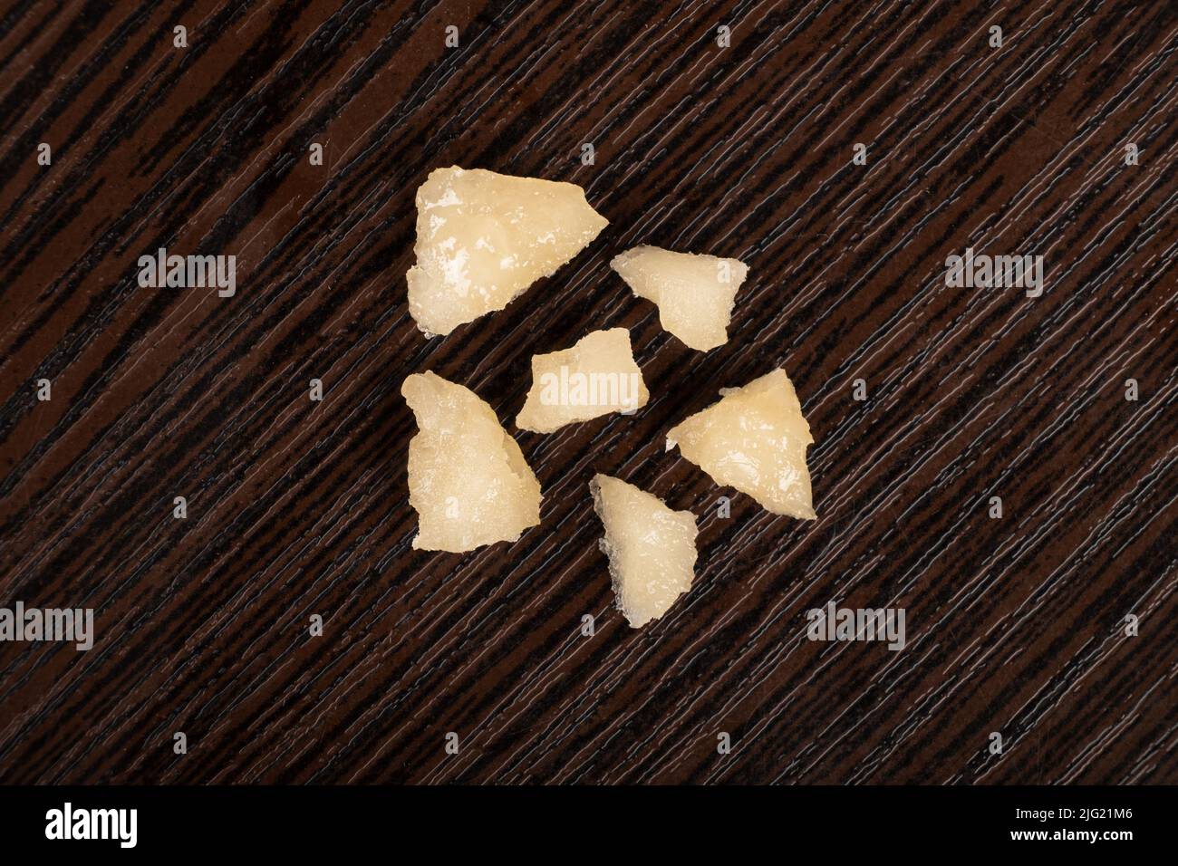 goldene Stücke von Cannabisextrakt mit einem hohen THC-Gehalt. Stockfoto