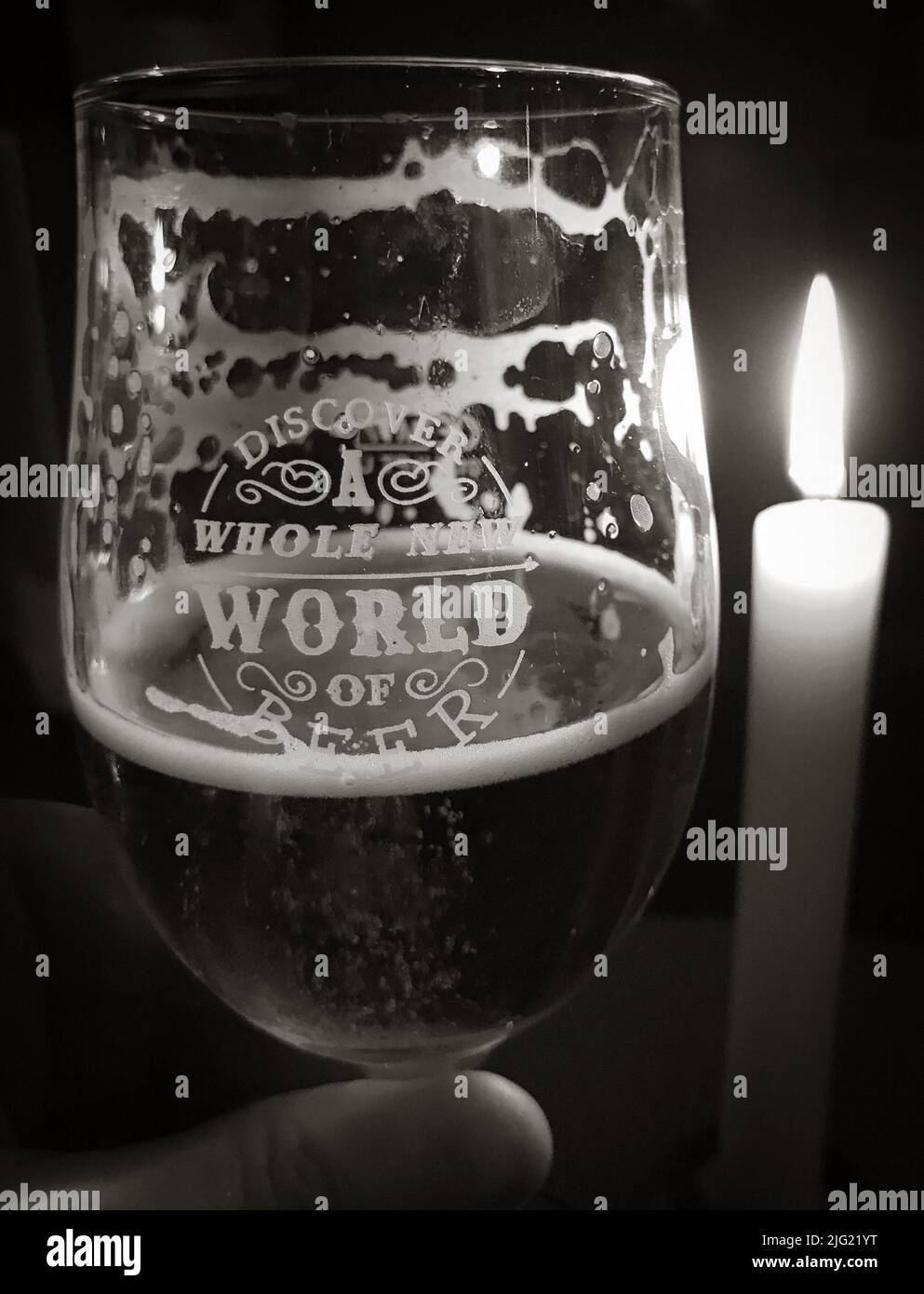 Entdecken Sie eine ganz neue Welt von Bier, Glas - BW - erweitern Sie Ihr Wissen darüber, was Sie trinken Stockfoto