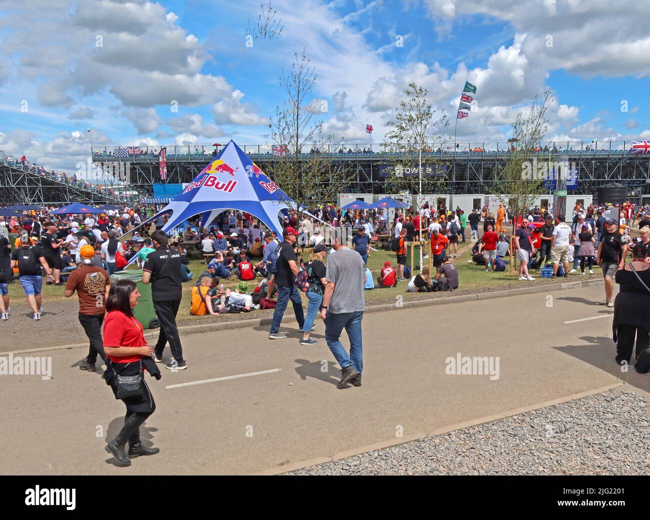 Menschenmassen auf dem Silverstone F1 GP, nahe Stowe Stand, 2022 Stockfoto