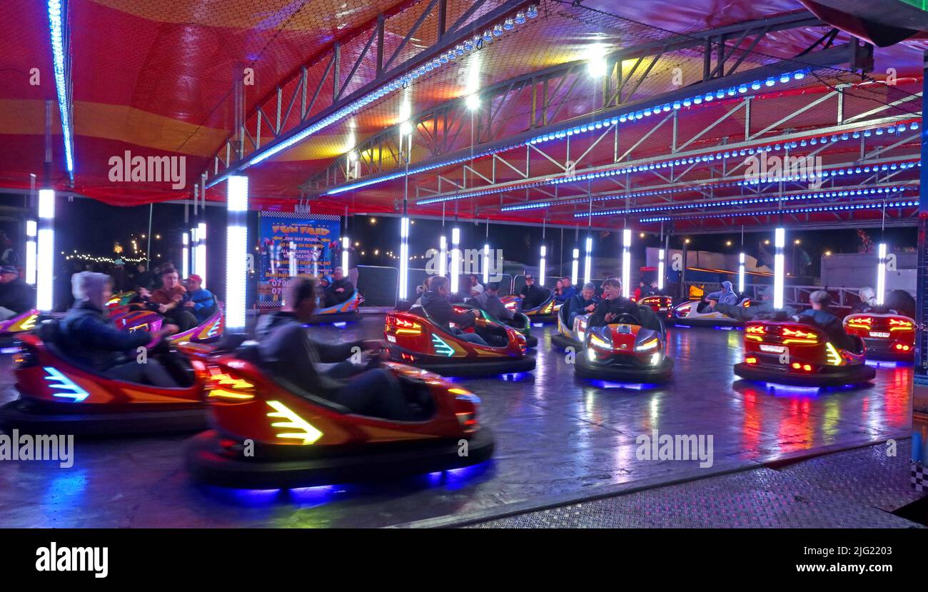 Bewegende Autoskooter, Jahrmarkt in Silverstone Woodlands, Towcester, Northamptonshire, England, Großbritannien, NN12 8TL Stockfoto