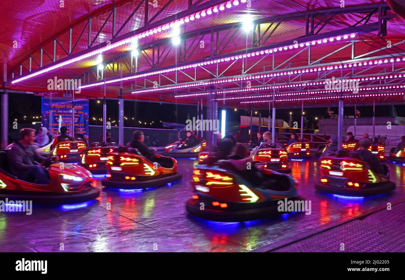 Elektrische, bewegliche Stoßstangenwagen, auf einem Jahrmarkt bei Nacht, Silverstone Woodlands, Silverstone, Towcester, Northamptonshire, ENGLAND, GROSSBRITANNIEN, NN12 8TL Stockfoto