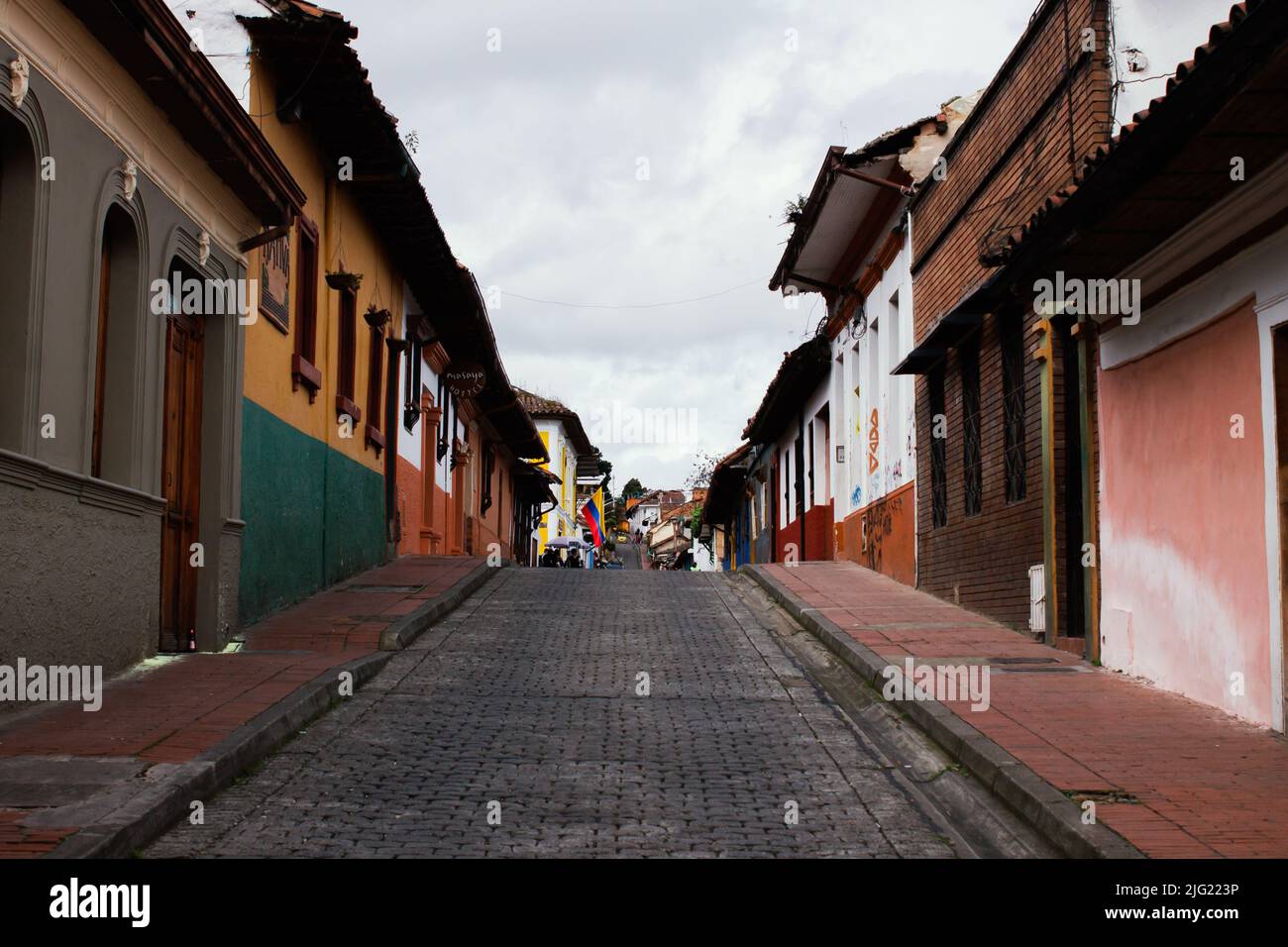 Straßen des Viertels La Candelaria, mit Gebäuden aus der Kolonialzeit, wichtige touristische Stätte der Stadt, Bogotá Kolumbien 6. Juli 2022 Stockfoto