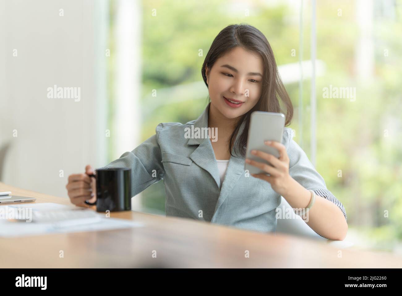 Eine Geschäftsfrau vervollständigt KYC mithilfe eines Online-Banking-Programms, um ein digitales Sparkonto zu eröffnen. Die Definition von Cyber-Sicherheit. Stockfoto