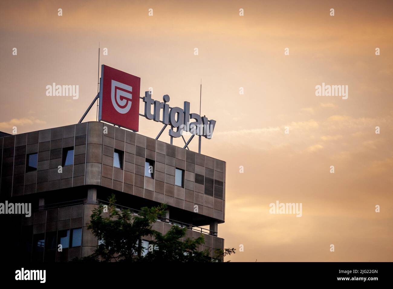Bild des Hauptquartiers der Triglav Insurance in Ljubljana mit Schild und Logo. Zavarovalnica Triglav ist ein slowenischer multinationaler Versicherungskonzern Stockfoto