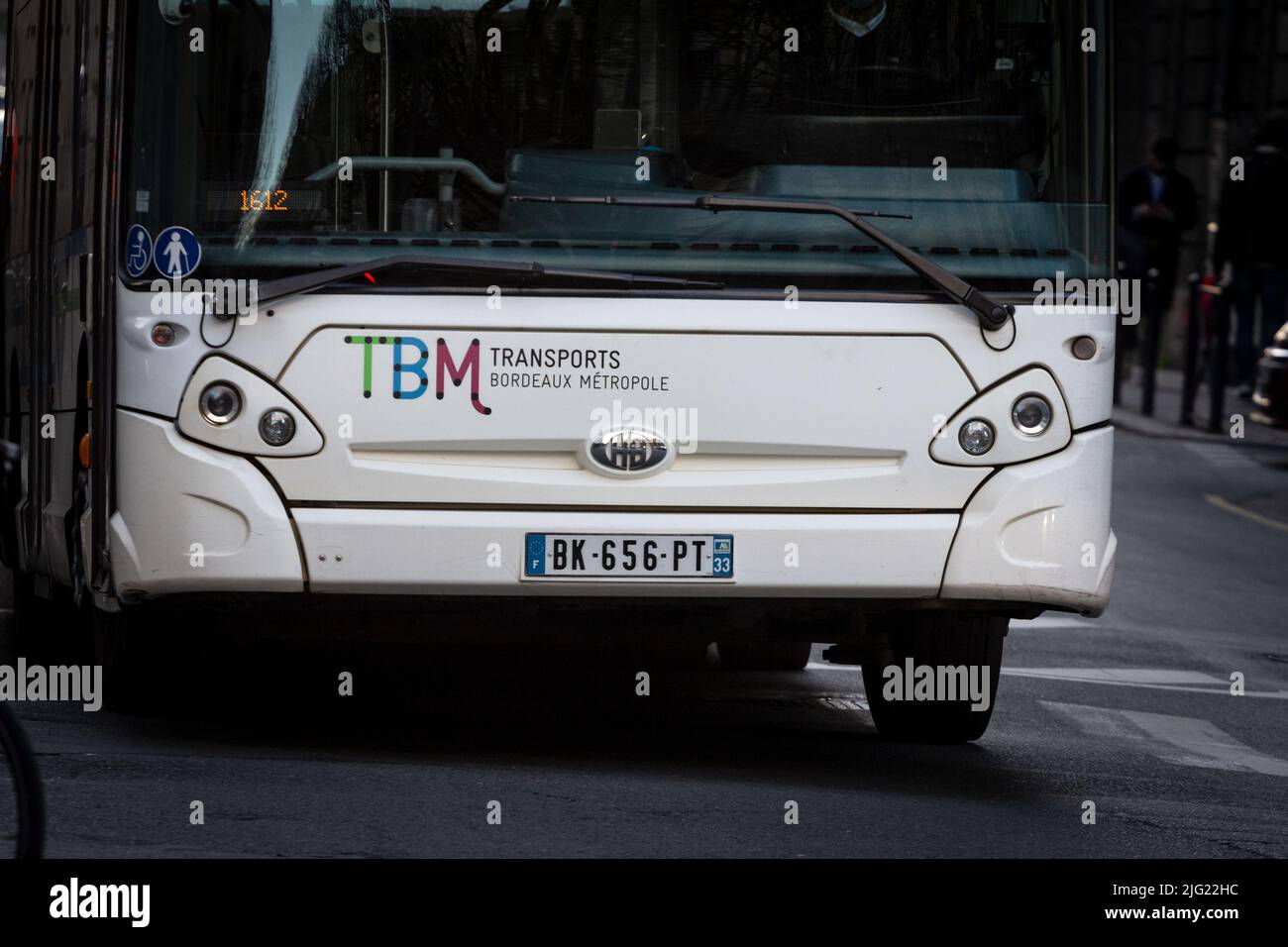 Bild eines Schildes mit dem Logo der TBM transportiert die bordeaux-Metropole auf einem bordeaux-Bus. Transporte Bordeaux Métropole (oder TBM, früher Tram et Bus de Stockfoto