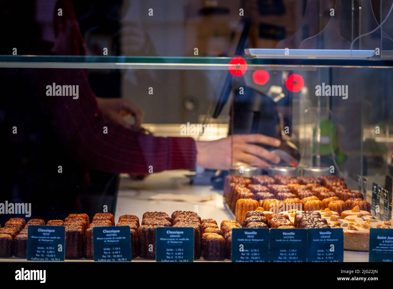 Bild von einem Geschäft, einer Bäckerei, Verkauf Caneles Bordeaux, im Stadtzentrum von Bordeaux, Frankreich. Ein canelé ist ein kleines französisches Gebäck, das mit Rum und aromatisiert wird Stockfoto