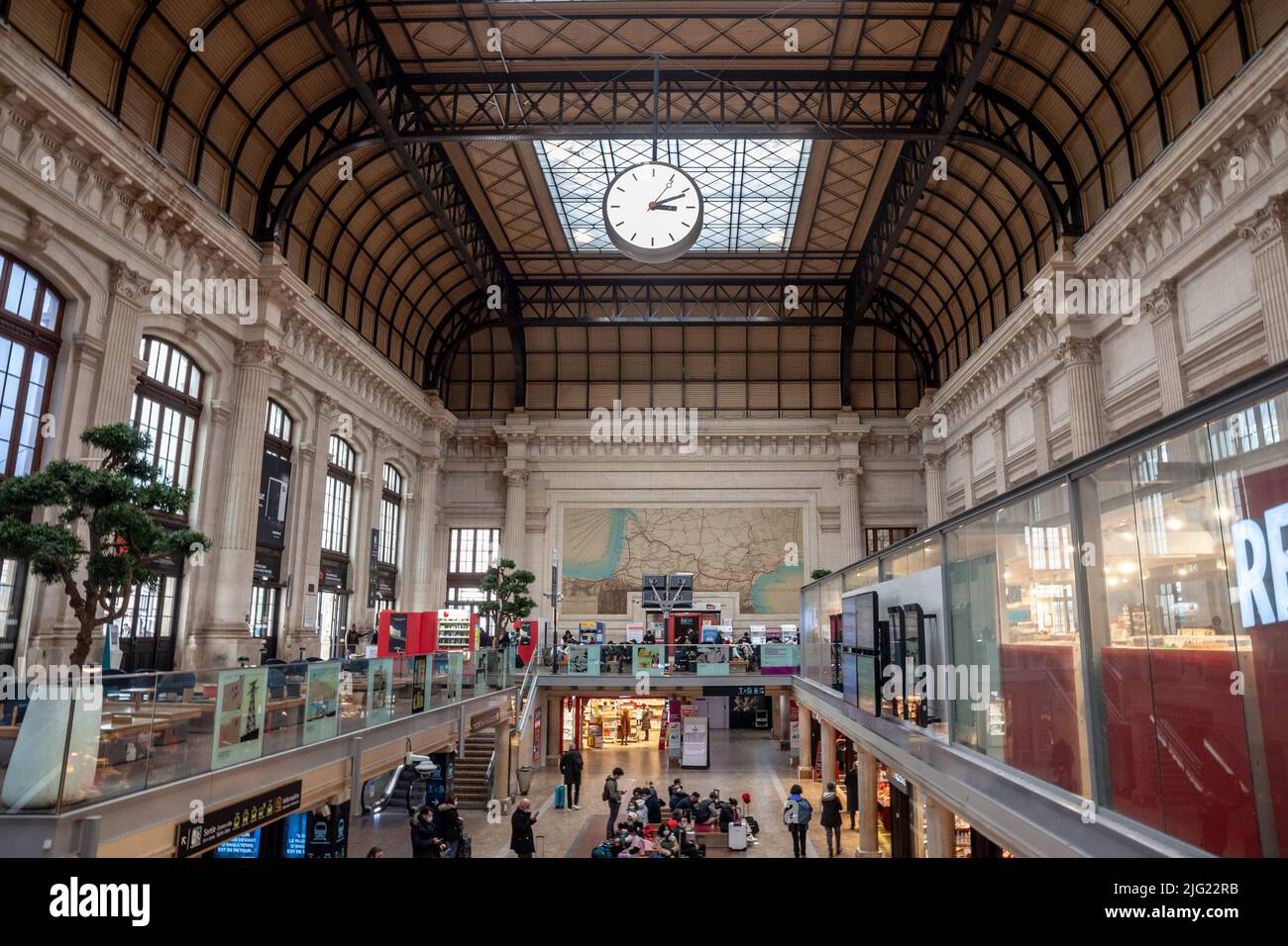 Bild der Haupthalle des Bahnhofs Saint Jean von Bordeaux, der SNCF gehört. Bordeaux-Saint-Jean oder früher Bordeaux-Midi ist die Hauptbahnstr Stockfoto