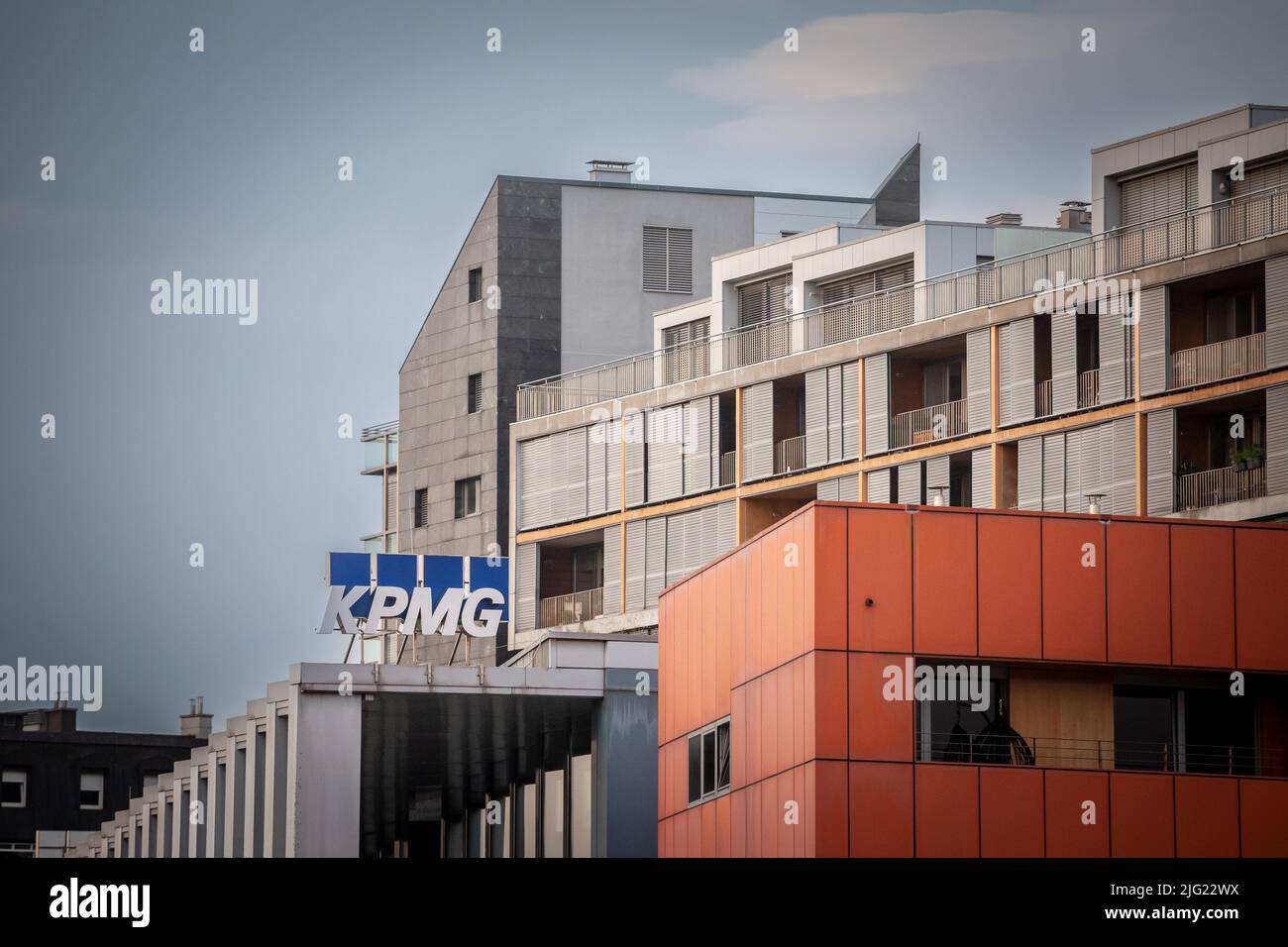 Bild des KPMG-Logos auf einem Wolkenkratzer am Nachmittag in der Innenstadt von Ljubljana, Slowenien. KPMG International Limited (oder einfach KPMG) ist eine multinationale Gesellschaft Stockfoto