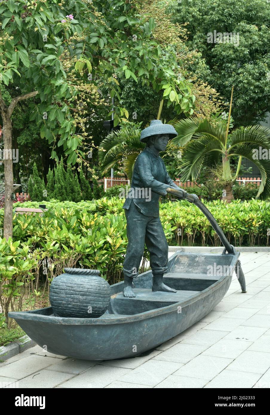 Frau auf Sampan, gusseiserne Statue auf der Uferpromenade von AP Lei Chau, Hongkong Stockfoto