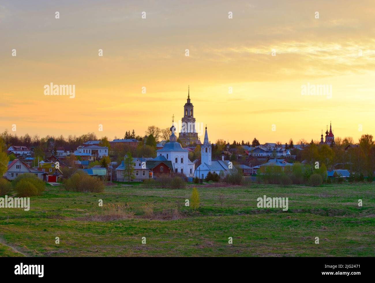 Orthodoxe Kirchen im Morgengrauen. Epiphanie-Kirche und Glockenturm des Klosters der Ordination der russischen Architektur des XVIII Jahrhunderts. Susdal, Rus Stockfoto