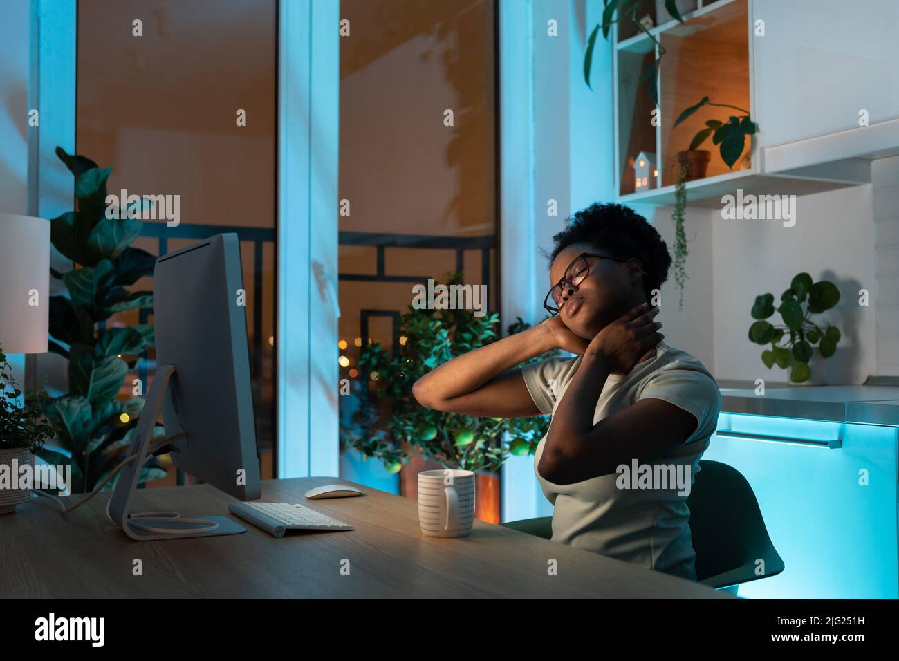 Junge müde überarbeiteten afroamerikanischen Frau freiberuflich in Brillen arbeiten spät von zu Hause Stockfoto