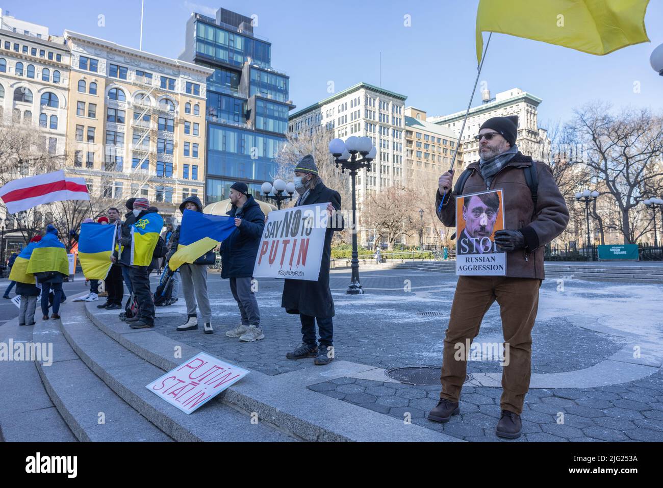 NEW YORK, NY – 22. Januar 2022: Demonstranten werden im Union Square Park von New York City während einer Kundgebung zur Unterstützung der Ukraine gesehen. Stockfoto