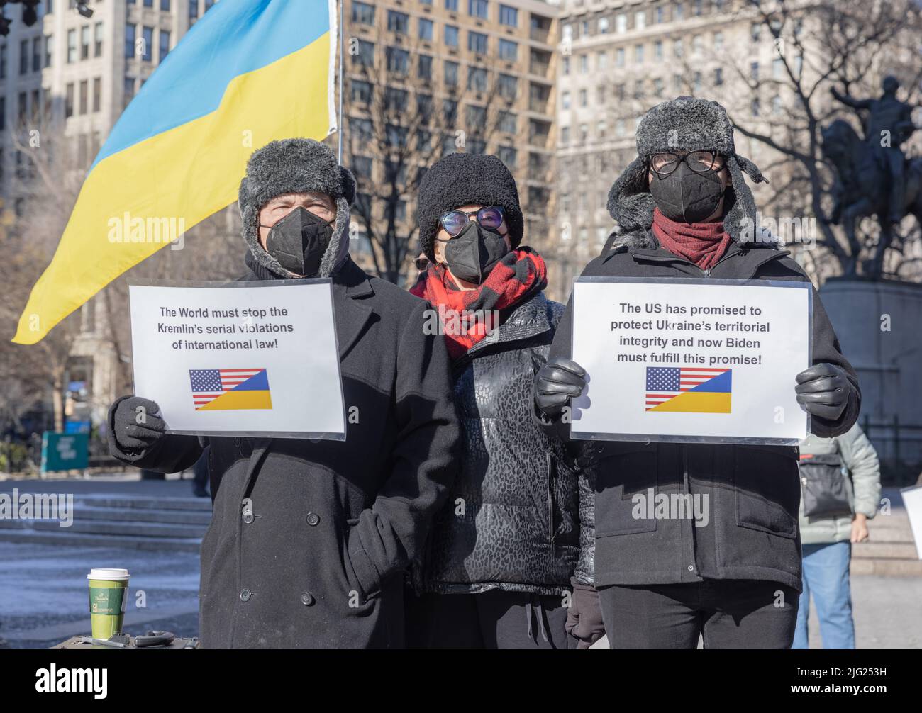 NEW YORK, NY – 22. Januar 2022: Demonstranten werden im Union Square Park von New York City während einer Kundgebung zur Unterstützung der Ukraine gesehen. Stockfoto