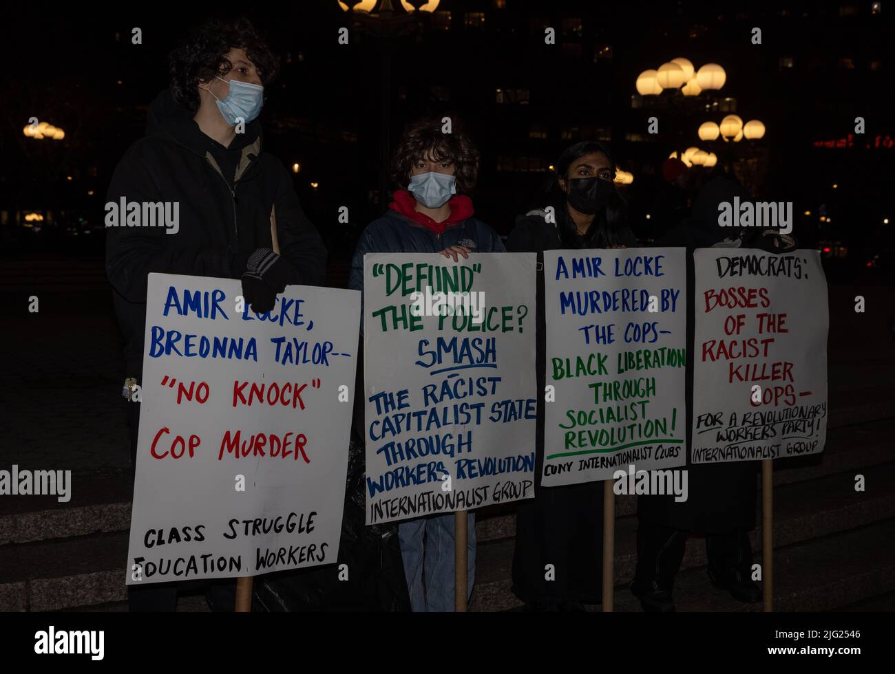 NEW YORK, NY – 8. Februar 2022: Demonstranten im Union Square Park protestieren gegen die tödlichen Polizeierschießungen von Amir Locke und Breonna Taylor. Stockfoto