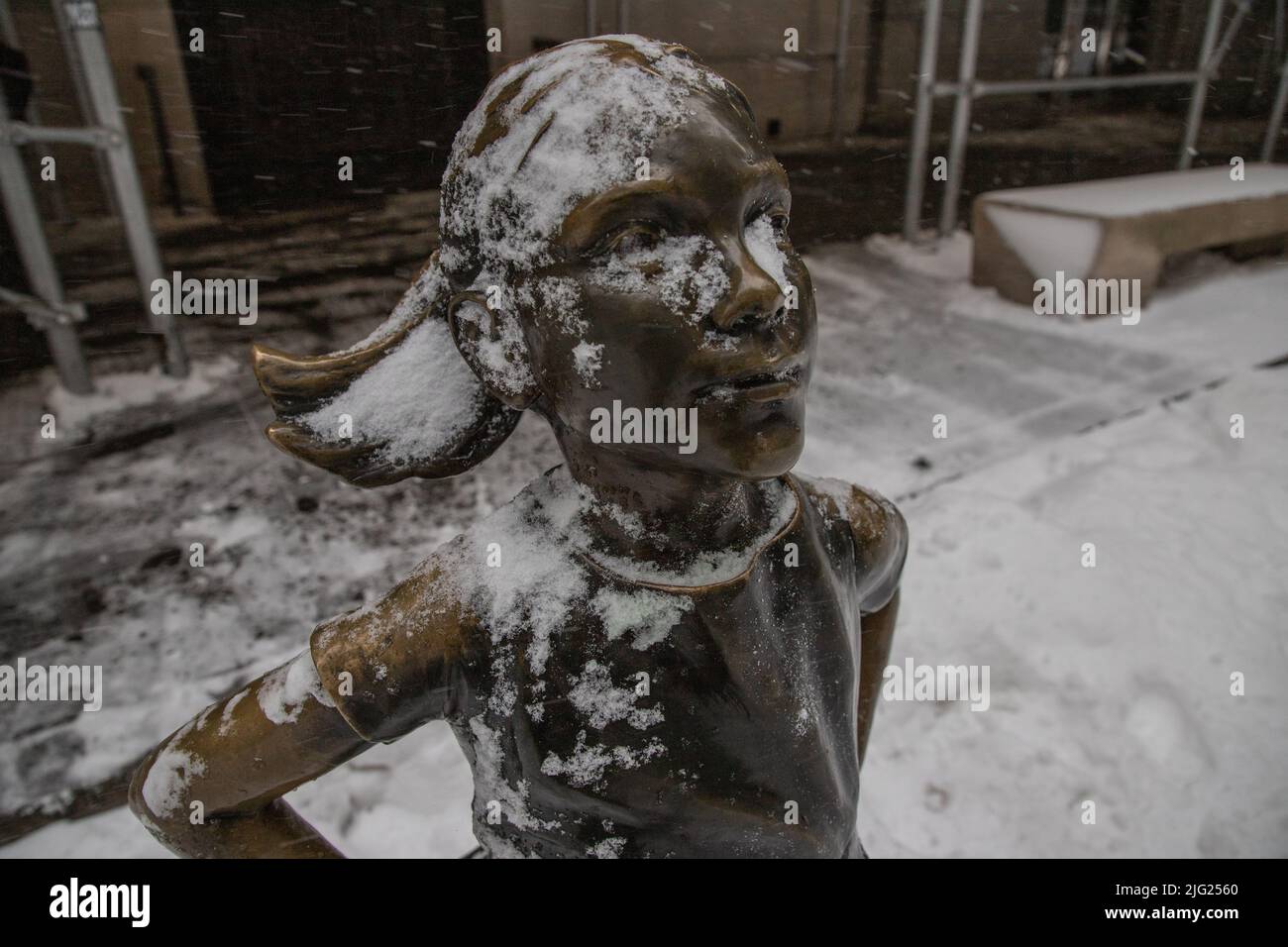 NEW YORK, NY – 29. Januar 2022: „Fearless Girl“, eine Statue von Kristen Visbal, wird während eines Wintersturms auf der Broad Street in New York City gesehen. Stockfoto
