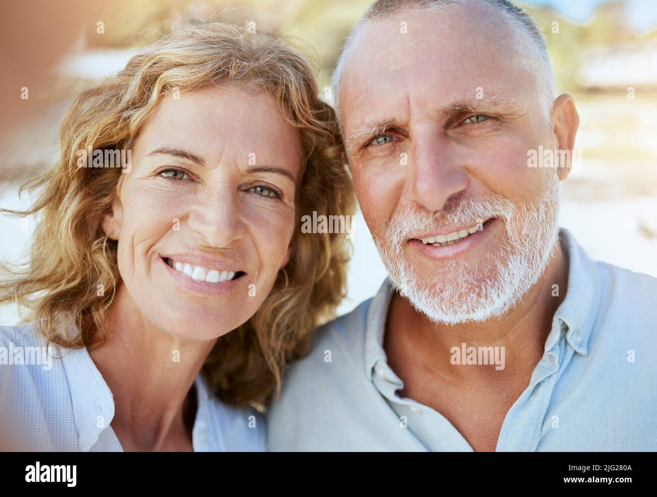 Porträt eines glücklichen reifen kaukasischen Paares, das ein Selfie macht, während er sich im Urlaub im Freien verbindet. Liebevoller Ehemann und Ehefrau, die Fotos für Aufnahmen machen Stockfoto
