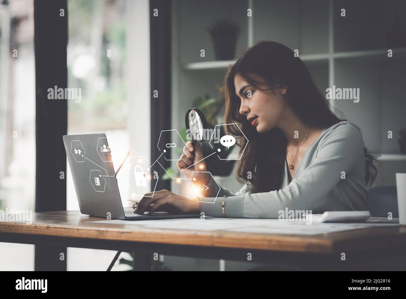 Cyber Security Concept, Administrator überprüft die Sicherheit und Verschlüsselung des Datenschutzes. Stockfoto
