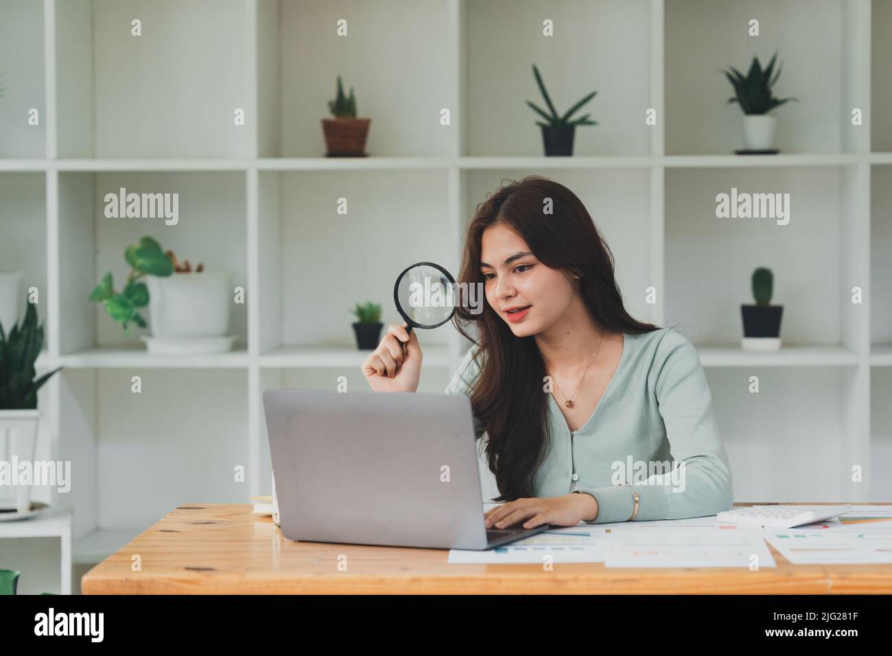 Cyber Security Concept, Administrator überprüft die Sicherheit und Verschlüsselung des Datenschutzes. Stockfoto