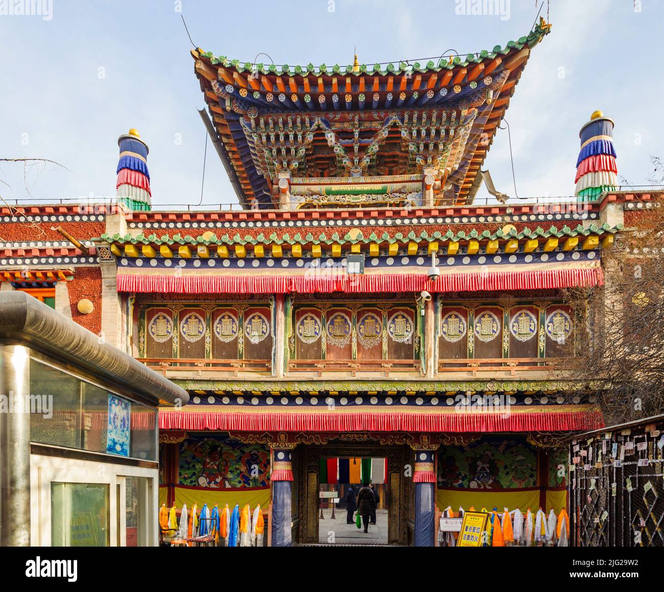 Der Eingang der Logeivity Hall im Kloster Ta'Er in Xining, Qinghai. Stockfoto