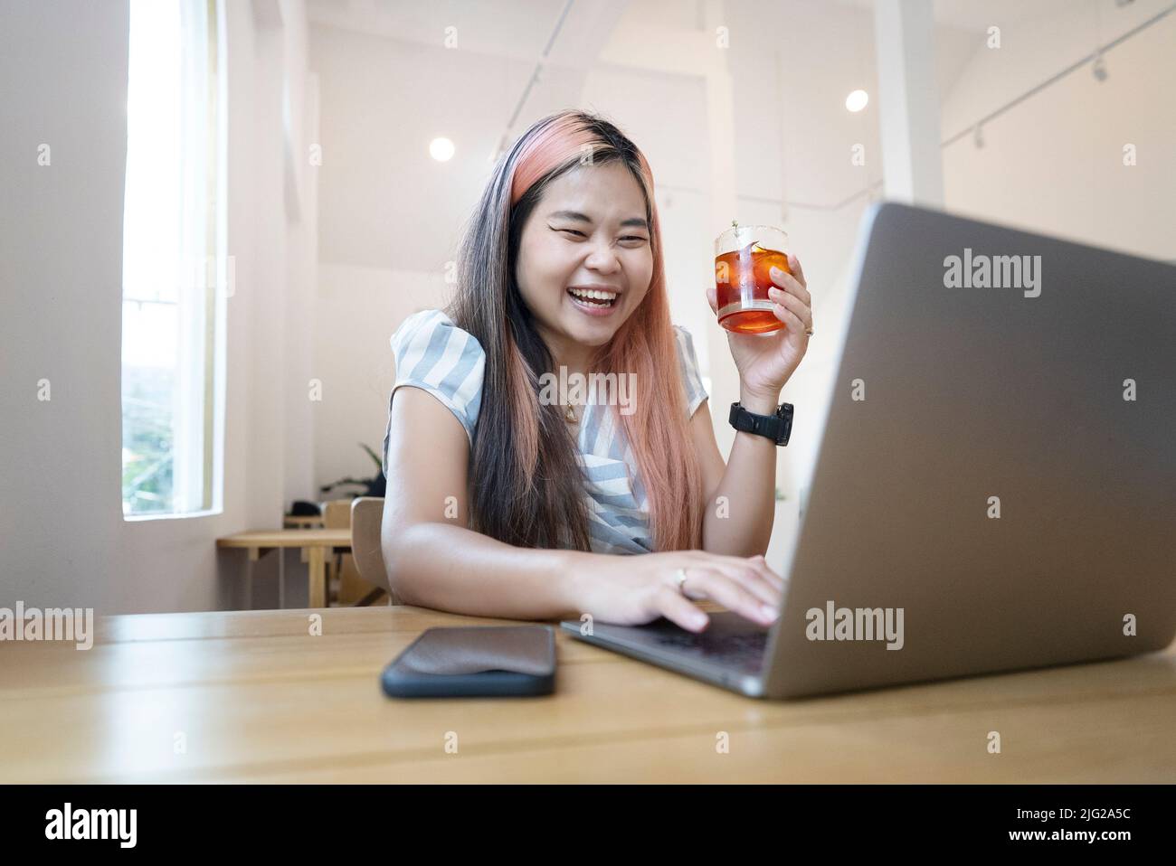 Asiatische Geschäftsfrau, die mit Laptop-Computer und Copyspace arbeitet Stockfoto