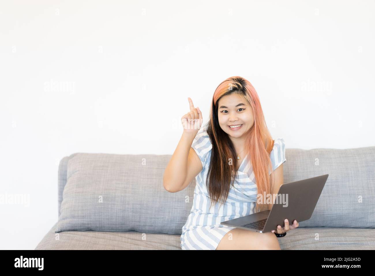 Asiatische Geschäftsfrau, die mit Laptop-Computer und Copyspace arbeitet Stockfoto