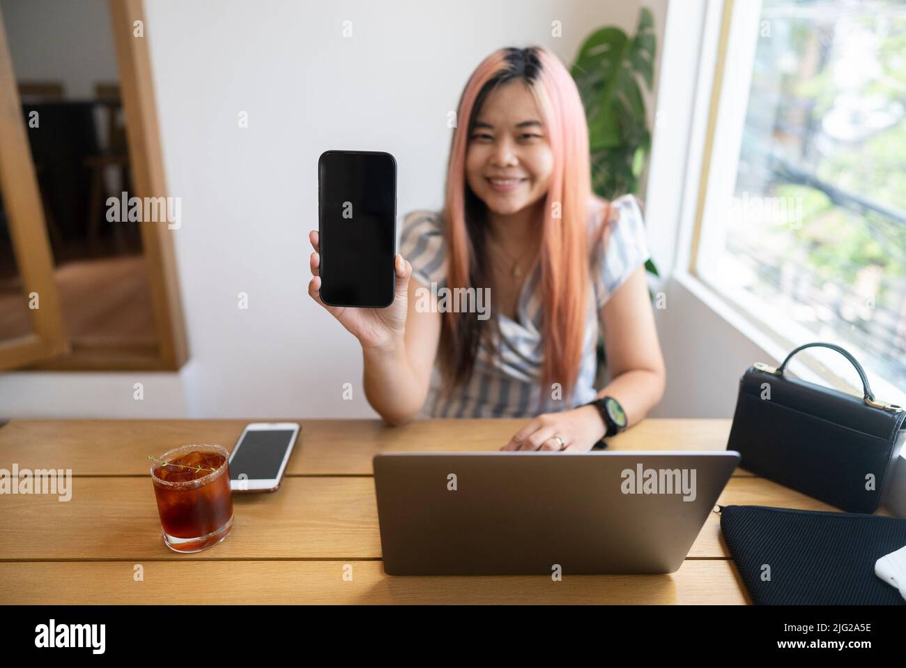 Asiatische Geschäftsfrau, die mit Laptop-Computer und Copyspace arbeitet Stockfoto