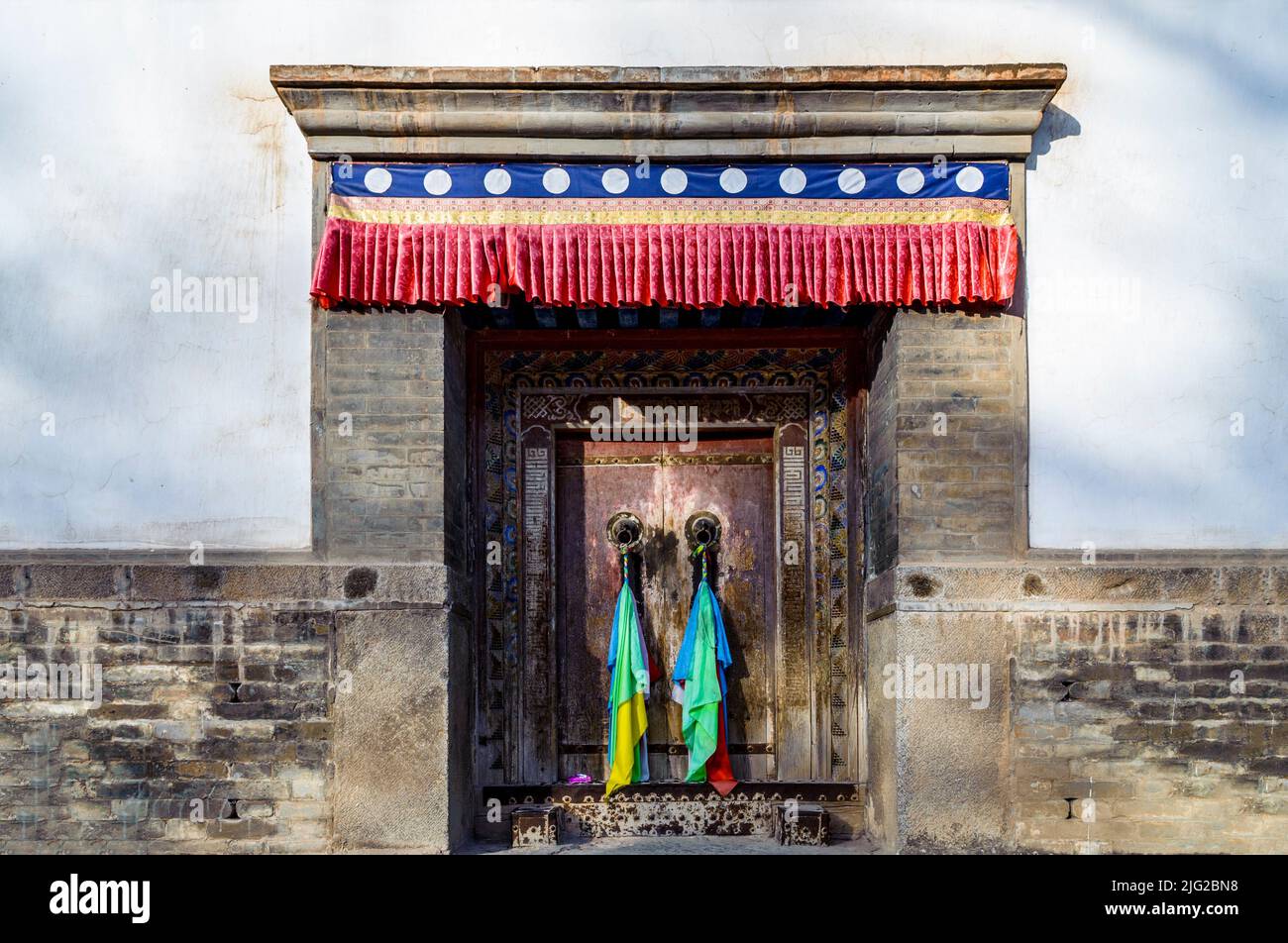 Der Eingang zu einem der Gebäude im Kloster Ta'Er in Xining, Qinghai. Stockfoto Der Eingang zu einem der Gebäude im Kloster Ta'Er in Xining, Qinghai. Stockfoto