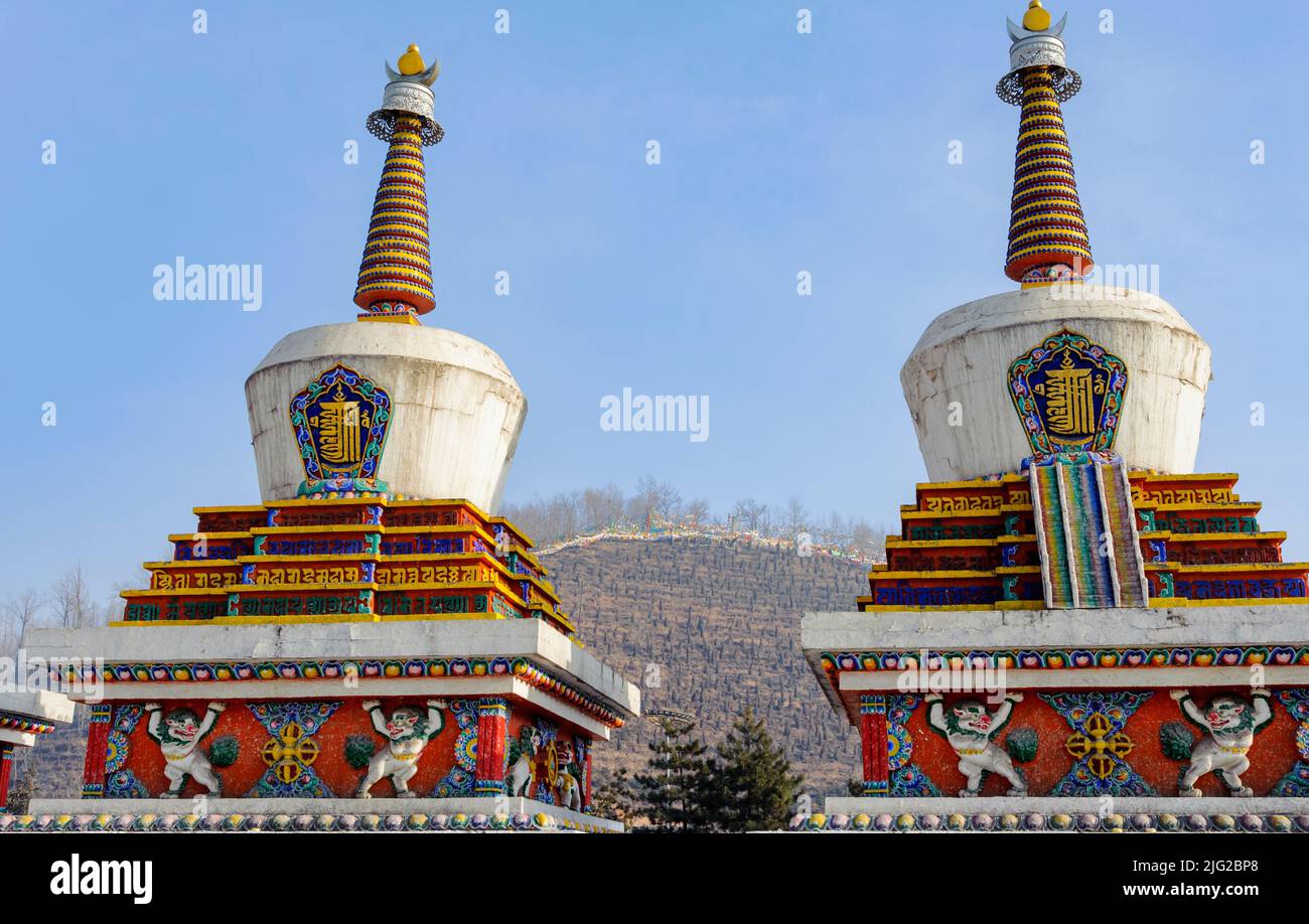 Zwei der acht günstigen Pagoden, die die acht Stufen des Lebens Buddhas darstellen. Stockfoto Zwei der acht günstigen Pagoden, die die acht Stufen des Lebens Buddhas darstellen. Stockfoto