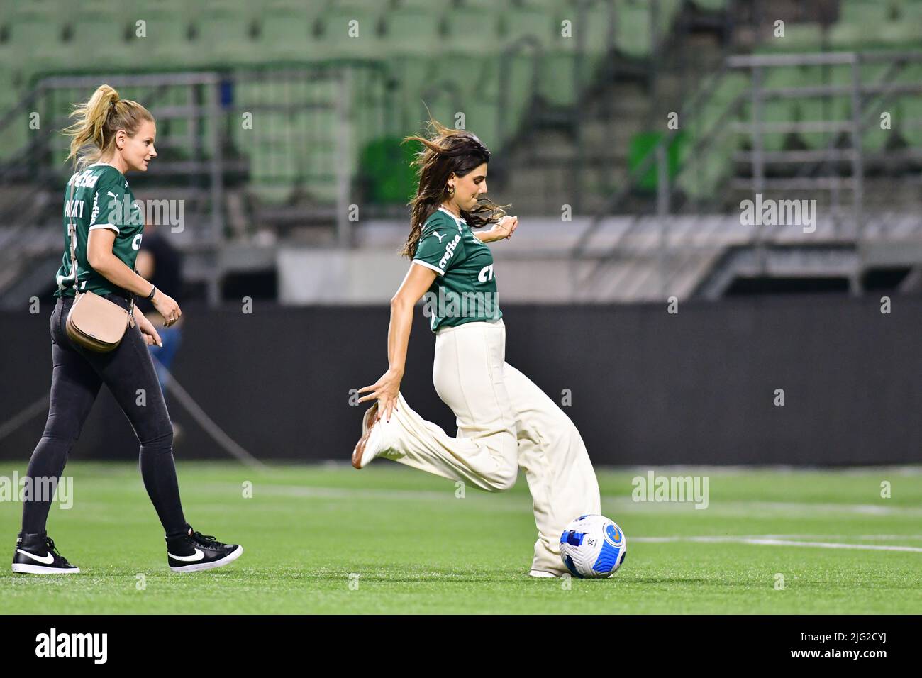 São PAULO, BRASILIEN - 6. JULI: Die australische Schauspielerin Claudia Doumit zeigt nach dem Copa CONMEBOL Libertadores-Spiel zwischen Palmeiras und Cerro Porteño am 6. Juli 2022 in der Allianz Parque Arena in São Paulo, Brasilien, einige Ballfähigkeiten. Die Besetzung von „The Boys“ ist in São Paulo, um das mit Spannung erwartete Finale der dritten Staffel zu bewerben, das am 8. Juli ausgestrahlt wird. (Foto von Leandro Bernardes/PxImages) Stockfoto