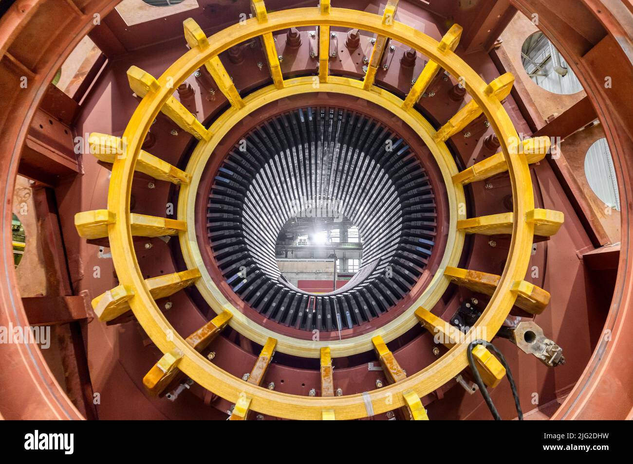 Großer Elektromotor mit Farbdetails in der Werkshalle Stockfoto