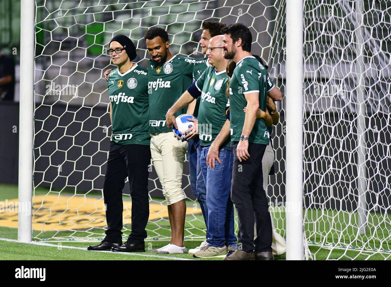 Sao Paulo, Brasilien. 6. Juli 2022, SÃ£o Paulo, SÃ£o Paulo, BRASILIEN, Brasilien: SÃƒO PAULO, BRASILIEN - 6. JULI: Die Besetzung der Jungen im Fußballfeld nach dem Copa CONMEBOL Libertadores-Spiel zwischen Palmeiras und Cerro PorteÃ±o in der Allianz Parque Arena am 6. Juli 2022 in SÃ£o Paulo, Brasilien. Die Darsteller von „The Boys“ sind in SÃ£o Paulo, um das mit Spannung erwartete Finale der dritten Staffel zu bewerben, das am 8. Juli ausgestrahlt wird. (Bild: © Leandro Bernardes/PX Imagens via ZUMA Press Wire) Bild: ZUMA Press, Inc./Alamy Live News Stockfoto