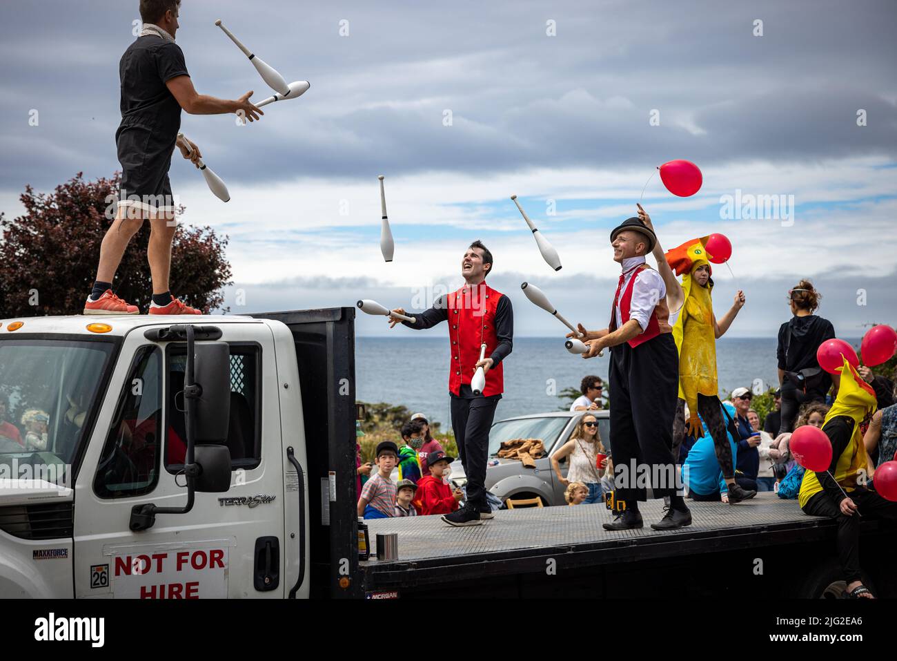 Jongleure jonglieren auf einem Festwagen während der Parade im Juli in Mendocino CA Stockfoto
