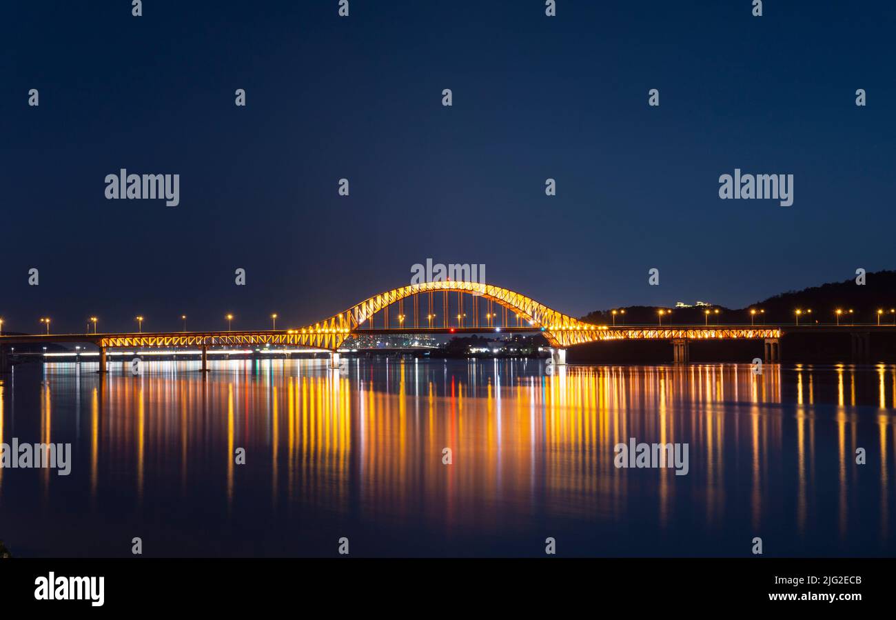 Die Brücke bietet einen Blick auf die Nacht der Superlative. Stockfoto
