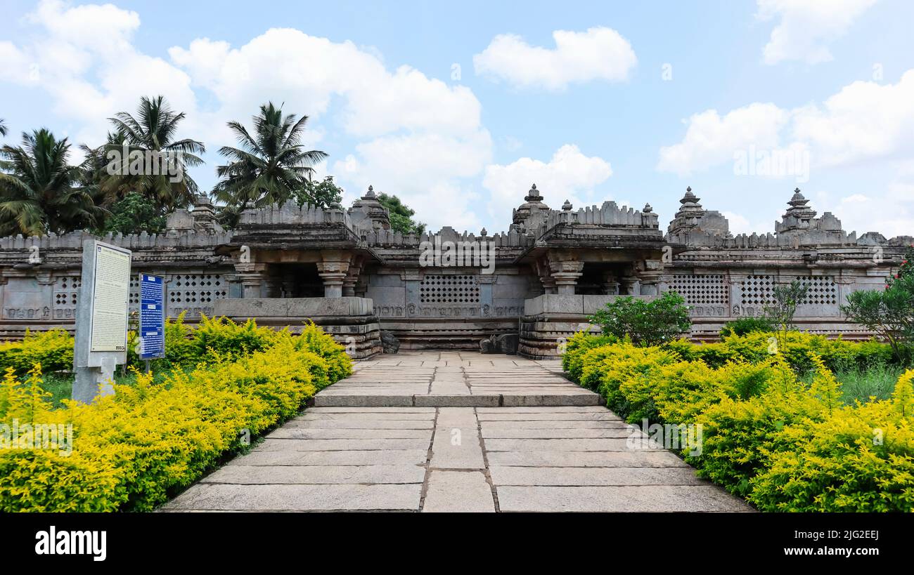 Rückansicht des Panchalingeshwara-Tempels, der den langen Korridor zeigt, der die fünf Schreine, Govindanahalli, Mandya-Bezirk, Karnataka, Indien, verbindet. Govind Stockfoto