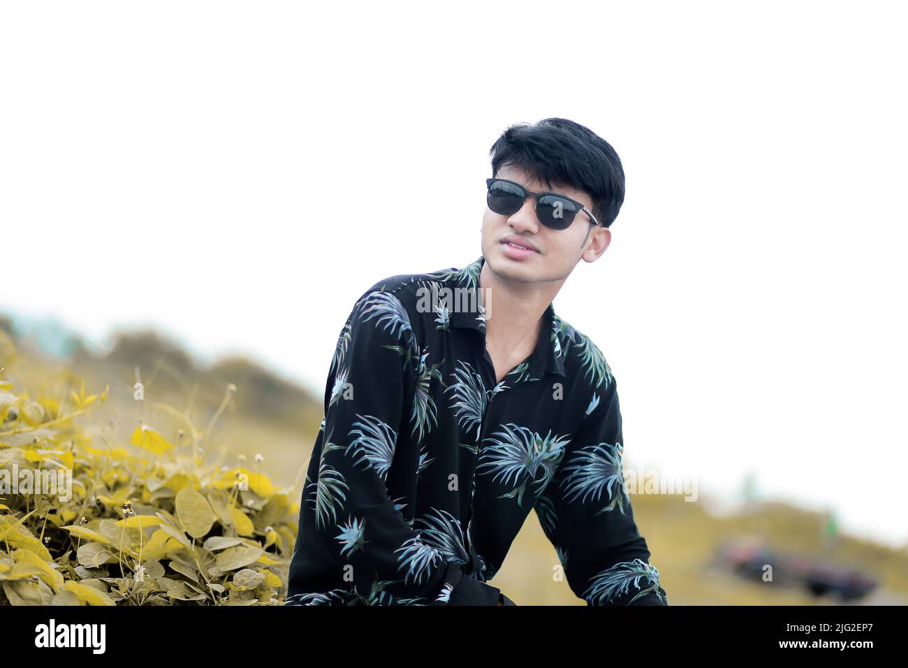 Simple Boy Fotos Herunterladen - Smart Boy Pose Bilder - Kostenlose Stock Bilder auf Alamy Stockfoto